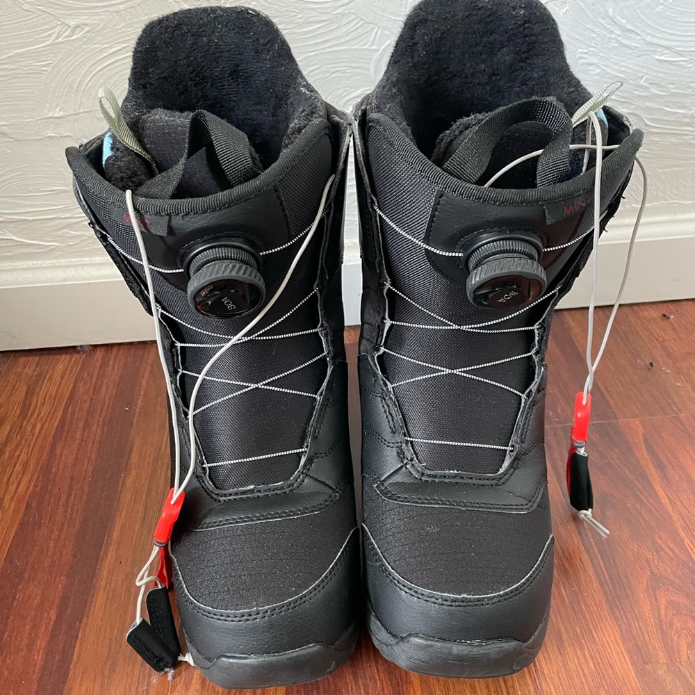 Burton women’s snowboard mint boa boots